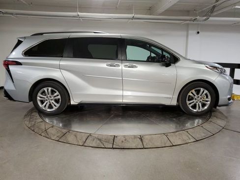 Used 2021 Toyota Sienna XSE w/ XSE Plus Package image 9