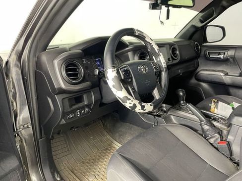 Used 2018 Toyota Tacoma TRD Off-Road w/ Technology Package image 3