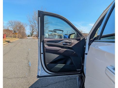 Used 2022 Cadillac Escalade ESV Sport Platinum w/ LPO, ONYX Package image 10