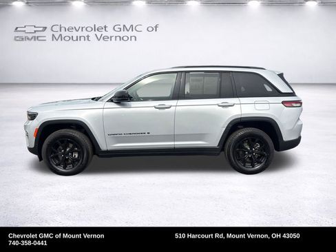 Used 2025 Jeep Grand Cherokee Altitude AWD/4WD image 2