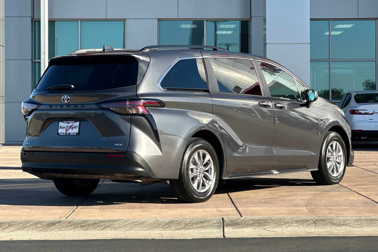 Certified 2025 Toyota Sienna XLE FWD image 4