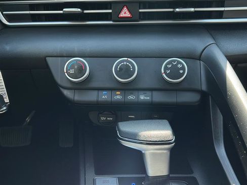 Certified 2025 Hyundai Elantra SE image 19