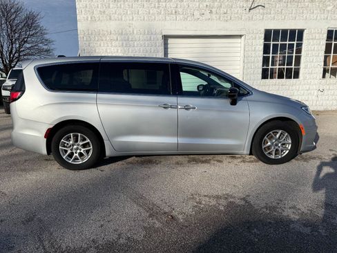 Used 2024 Chrysler Pacifica Touring-L FWD image 8