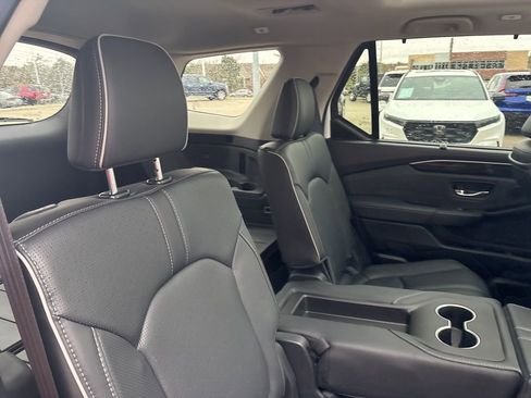 Used 2025 Honda Pilot Elite image 36