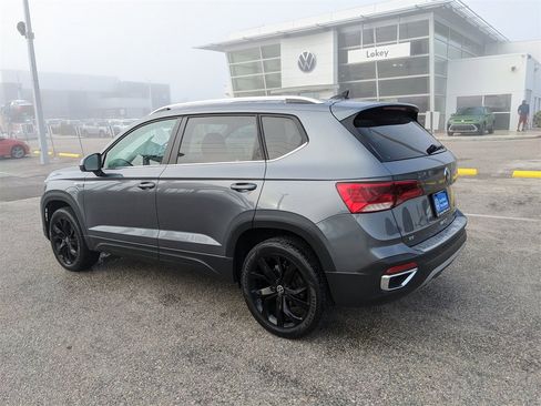 Certified 2024 Volkswagen Taos SE w/ Panoramic Sunroof Package image 6