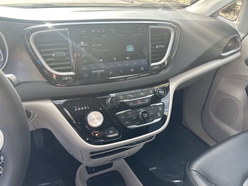 Used 2024 Chrysler Pacifica Touring-L image 36