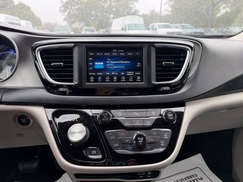 Used 2020 Chrysler Pacifica Touring-L image 13