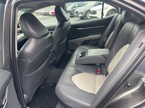 Used 2019 Toyota Camry XLE image 12
