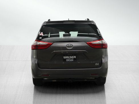 Used 2018 Toyota Sienna XLE image 4