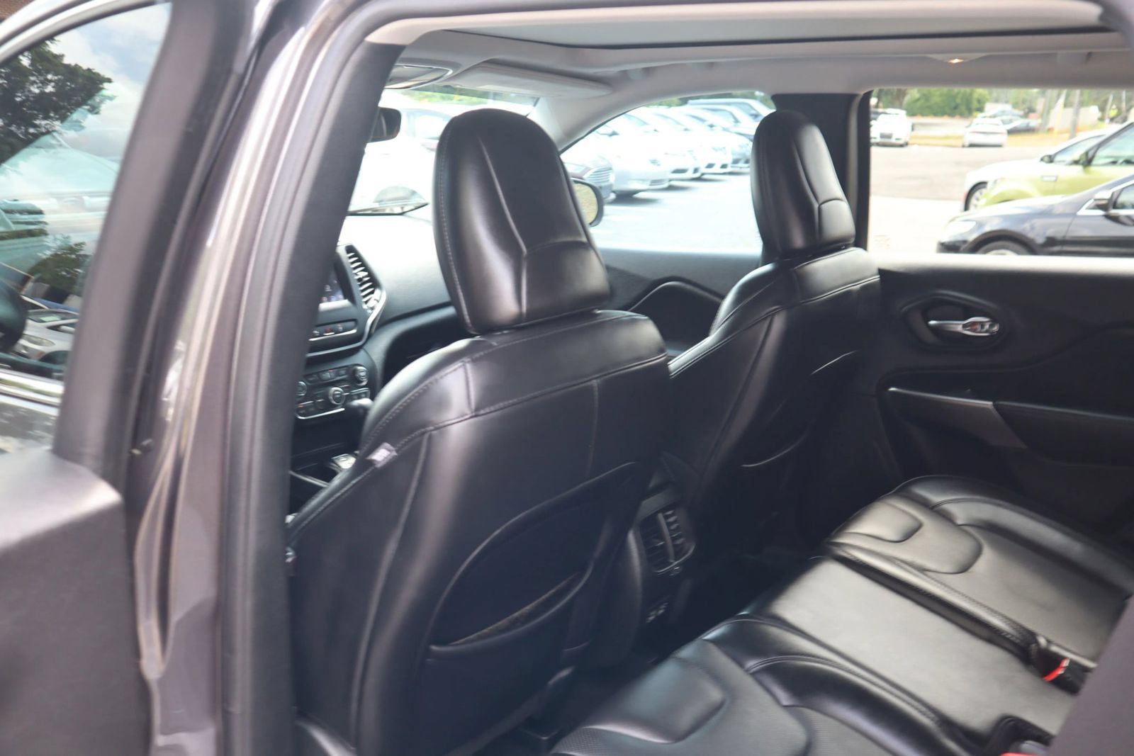 Used 2021 Jeep Cherokee Latitude Lux w/ Sun & Sound Group FWD image 12