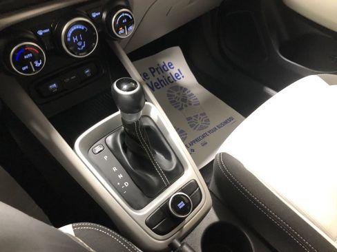 Used 2023 Hyundai Venue SEL image 29