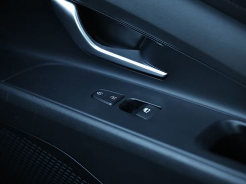 Used 2023 Hyundai Elantra SE image 37