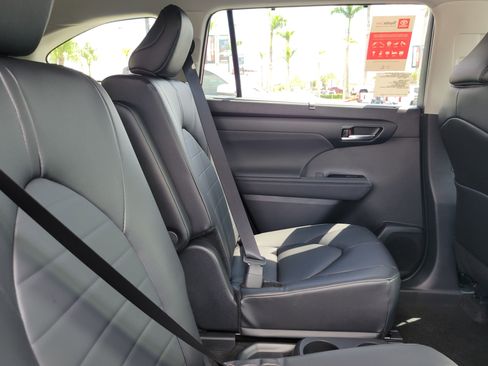 Used 2026 Toyota Highlander XLE image 15