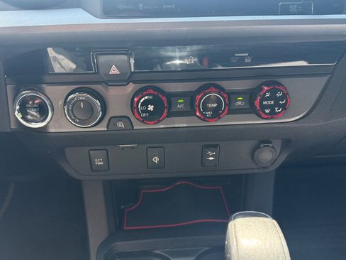 Used 2017 Toyota Tacoma TRD Sport w/ Tow Package (A/T) AWD/4WD image 18
