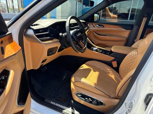 Used 2022 Jeep Grand Cherokee Summit AWD/4WD image 18