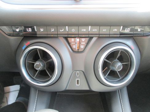 Used 2025 Chevrolet Blazer LT AWD/4WD image 18