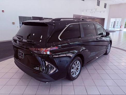Used 2024 Toyota Sienna XLE FWD image 14