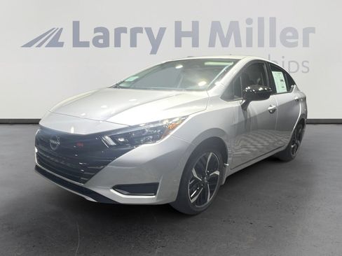 New 2025 Nissan Versa SR w/ Trunk Package image 1