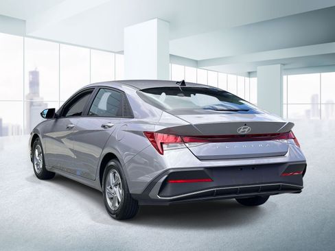 Used 2025 Hyundai Elantra SE FWD image 3