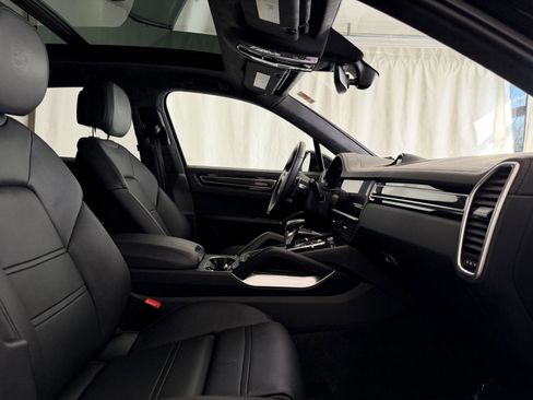 Certified 2023 Porsche Cayenne Turbo image 16