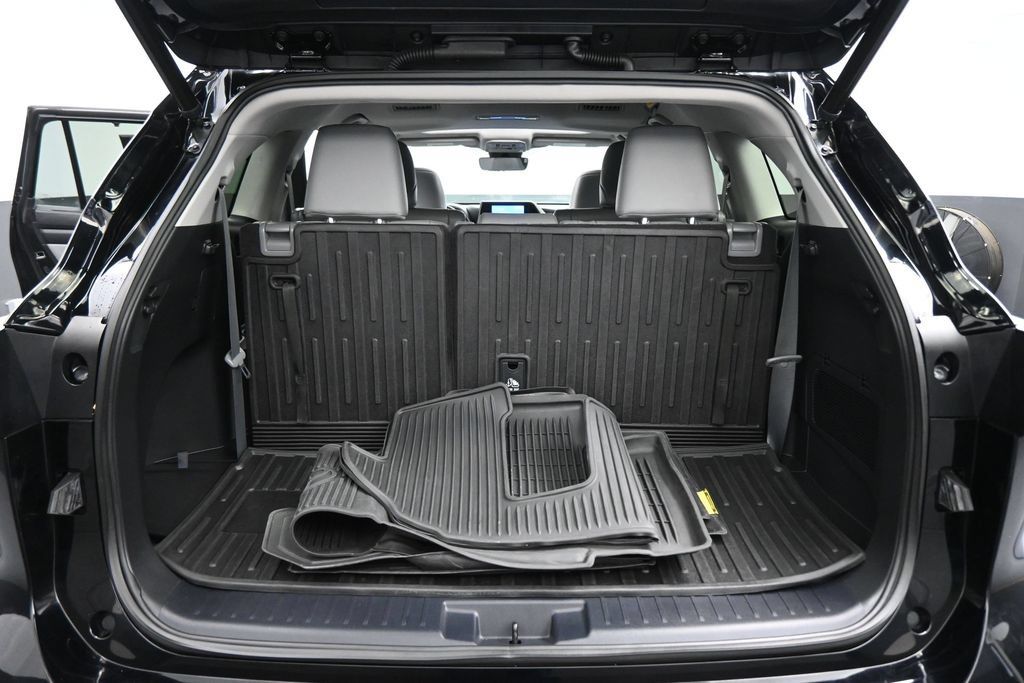 Used 2023 Toyota Highlander XLE FWD image 22
