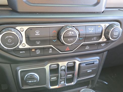 Used 2021 Jeep Wrangler Unlimited Sport AWD/4WD image 30
