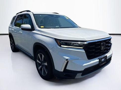 Used 2025 Honda Pilot Touring image 1