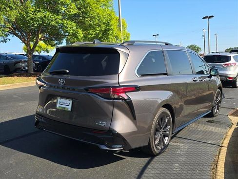 Used 2022 Toyota Sienna XSE FWD image 6