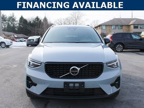 Used 2025 Volvo XC40 B5 Plus image 3