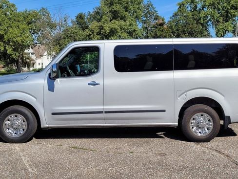 Used 2019 Nissan NV 3500 SL RWD image 2