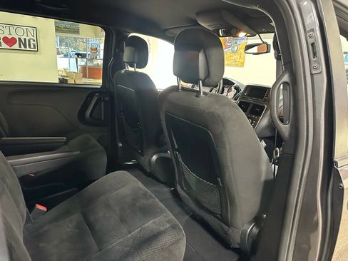 Used 2017 Dodge Grand Caravan SE image 28