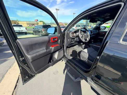 Used 2021 Toyota Tacoma TRD Off-Road w/ Technology Package AWD/4WD image 10