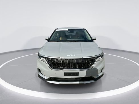 Used 2024 Kia Carnival EX image 3