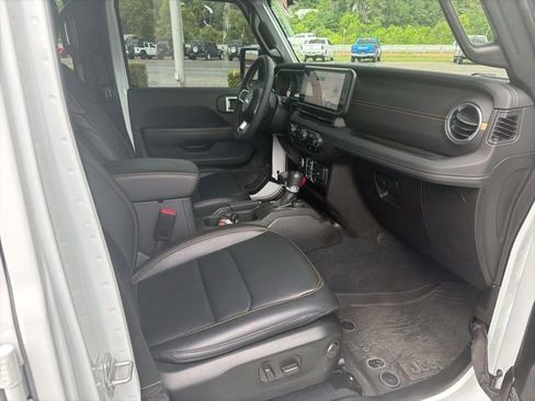 Used 2024 Jeep Wrangler Unlimited Sahara w/ Technology Group AWD/4WD image 5