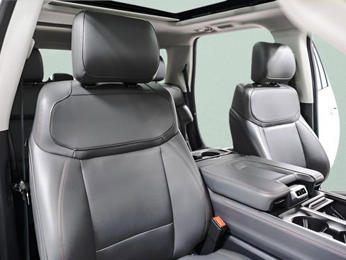 Used 2025 Ford Expedition Active image 43