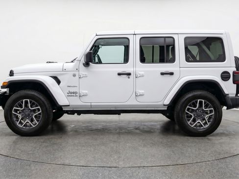 Used 2025 Jeep Wrangler Sahara AWD/4WD image 5