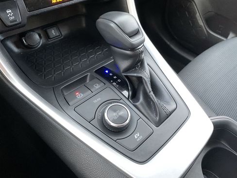 Used 2020 Toyota RAV4 LE image 24