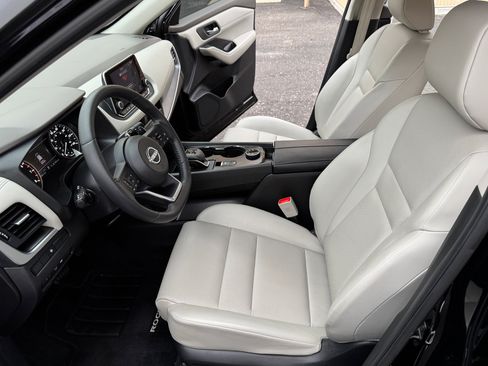 Used 2024 Nissan Rogue SV w/ SV Premium Package image 13