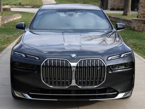 Used 2025 BMW i7 xDrive60 image 7