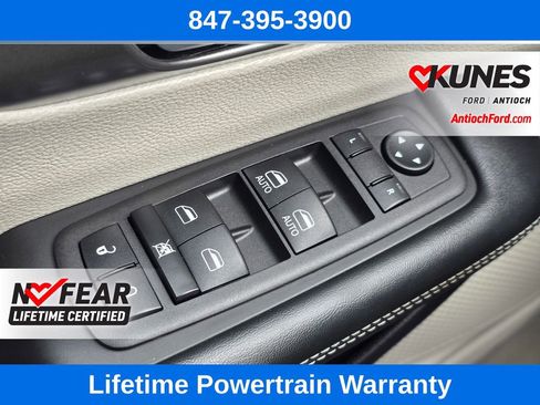 Used 2023 Chrysler Pacifica Touring-L image 42