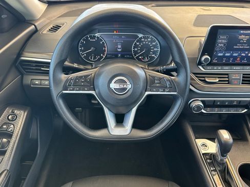 Used 2025 Nissan Altima 2.5 SV FWD image 14