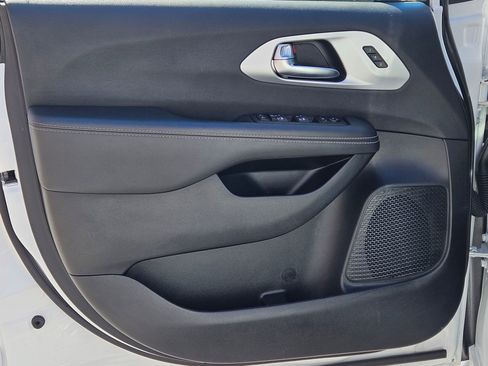 Used 2025 Chrysler Pacifica Limited image 17