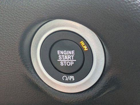 Certified 2025 Chrysler Pacifica Select image 24