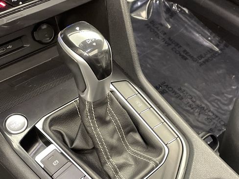 Used 2022 Volkswagen Tiguan SE w/ Panoramic Sunroof Package image 15