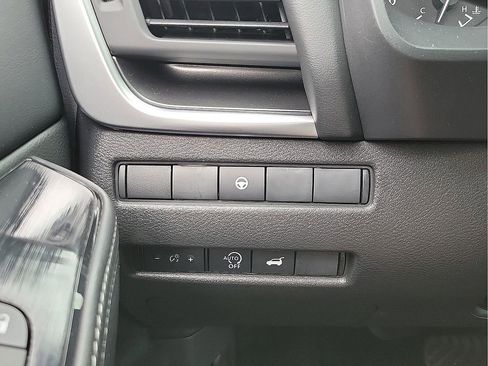 Used 2025 Nissan Rogue SV AWD/4WD image 14