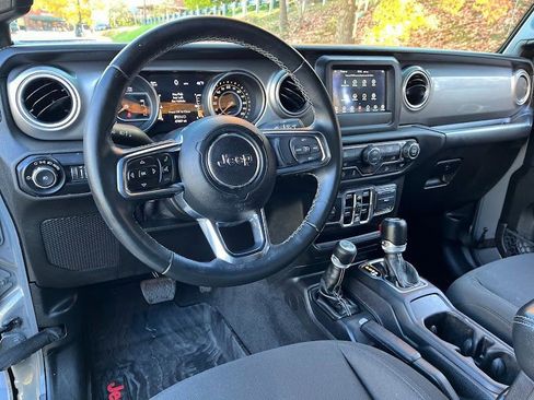 Used 2018 Jeep Wrangler Unlimited Sahara image 11