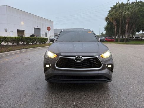 Used 2021 Toyota Highlander XLE FWD image 8
