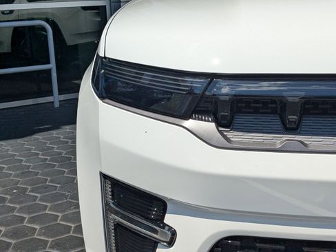 New 2026 Jeep Grand Wagoneer Summit image 9