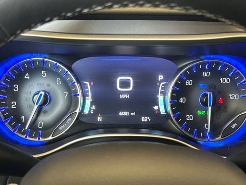 Used 2023 Chrysler Pacifica Touring-L FWD image 25