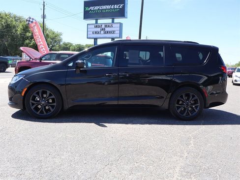 Used 2020 Chrysler Pacifica Touring-L Plus FWD image 25